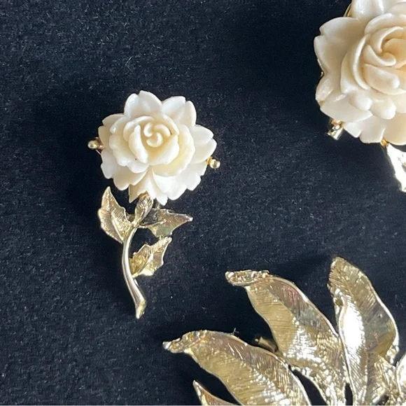 Vintage Carved White Roses And Leaves Brooch Set of 3 ~Gold Tone Metal - Picture 4 of 10